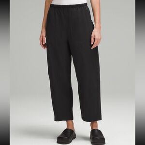 Lululemon Lightweight Mid-Rise Barrel-Leg Cropped Pant